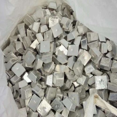 اللون الفضي الساطع Mg Ingot 99.98٪ لقطع غيار الطائرات