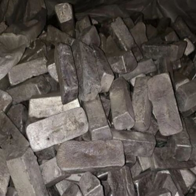 اللون الفضي الساطع Mg Ingot 99.98٪ لقطع غيار الطائرات
